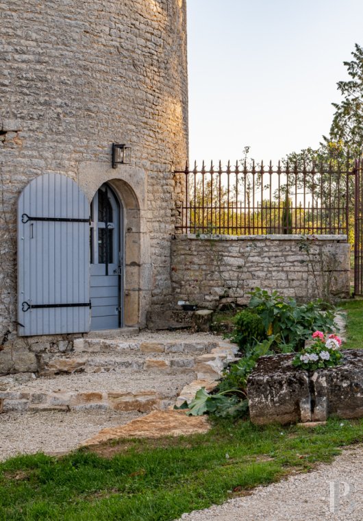 A 15th-century castle overlooking rolling farmland between Poitiers and Angoulême, in the Vienne region. - photo  n°29